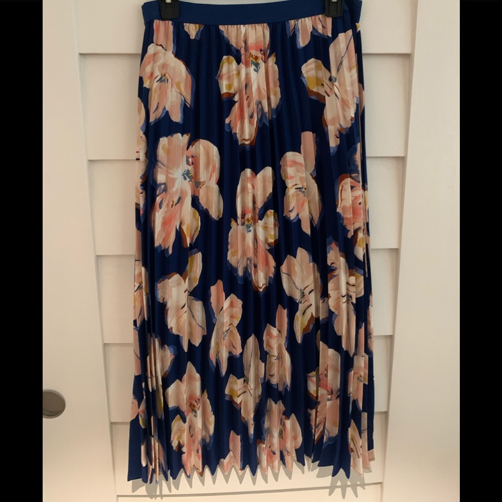 a new day- Pleated/Accordion Skirt, Size Medium